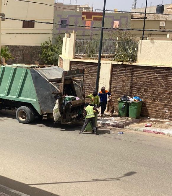 عمال النظافة بالسمارة.. جنود يواجهون حرارة العيد تحت أشعة الشمس الحارقة