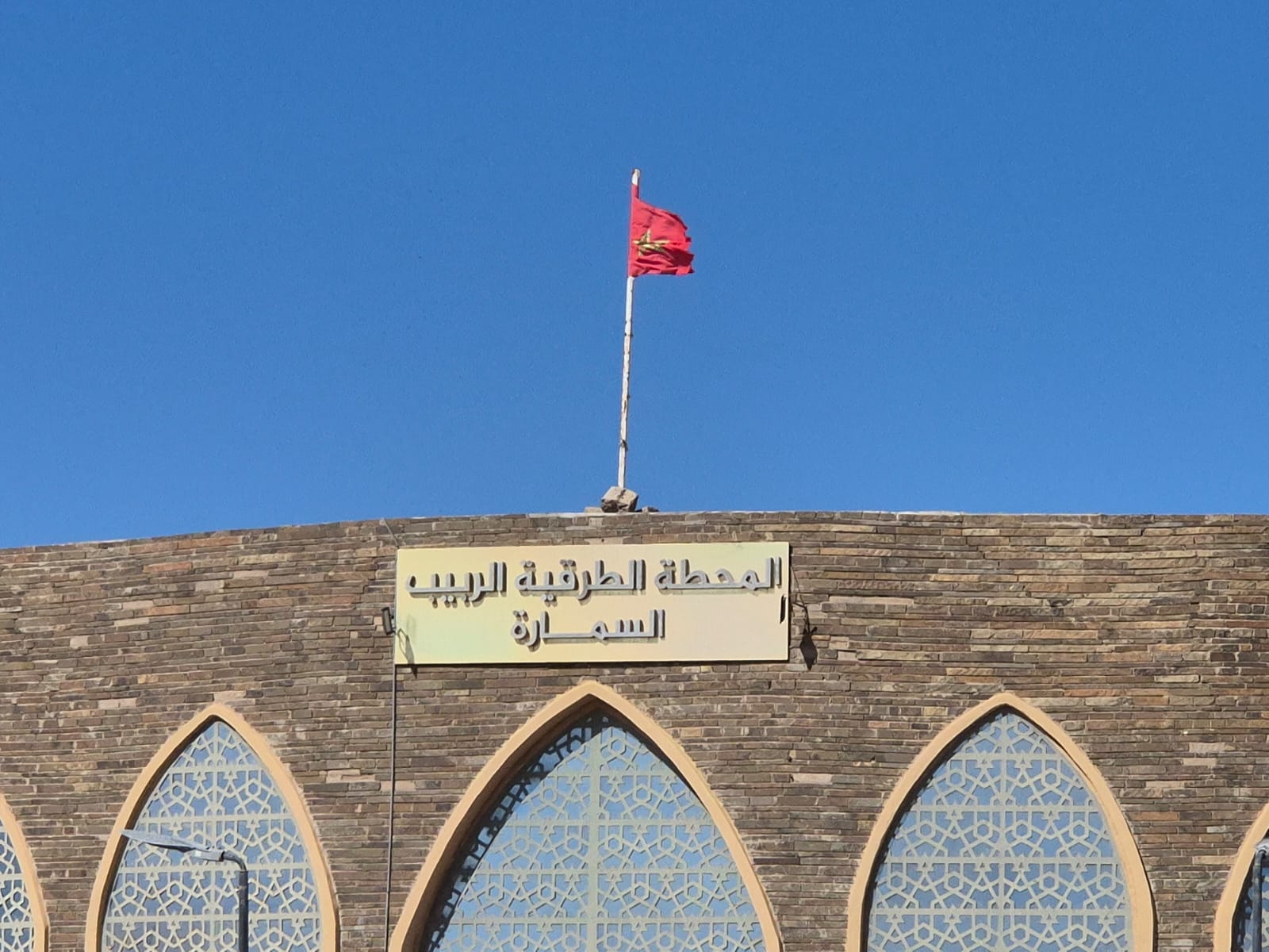 تفاعل حازم للسلطات المحلية بالسمارة يعيد تسعيرة النقل إلى وضعها القانوني.