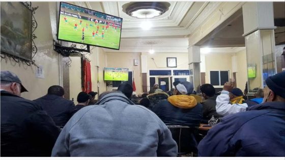 “البرمجة الليلية” تربك استعداد المقاهي المغربية لنقل مباريات كأس العالم
