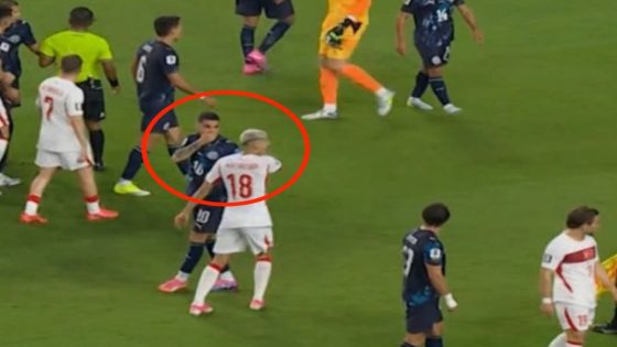بأمر من ال VAR .. قانون” تغطية الفم ” يدخل حيز التنفيذ ويمنح المونديال أول حالة طرد فريدة من نوعها .