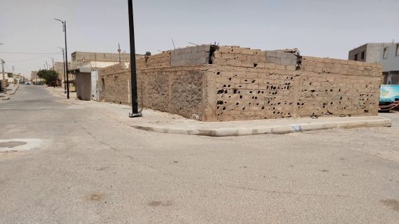 معاناة “الحوش” قرب عمالة السمارة.. روائح وحشرات تخنق الساكنة مجددا..!!