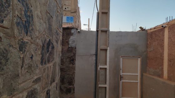 مواطن بحي العائدين يشتكي من إغلاق زقاق بحائط وباب ويطالب برفع الضرر..