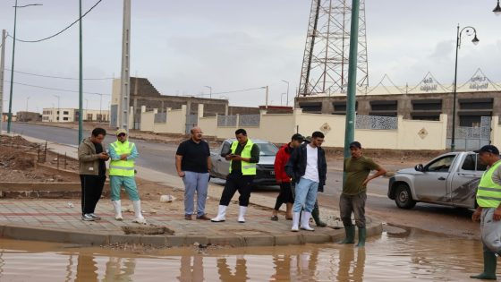 فرق جماعة السمارة تواصل تدخلاتها الميدانية لتصريف مياه الأمطار ومعالجة النقط المتضررة
