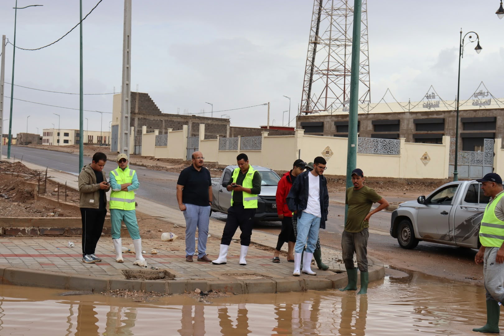 فرق جماعة السمارة تواصل تدخلاتها الميدانية لتصريف مياه الأمطار ومعالجة النقط المتضررة