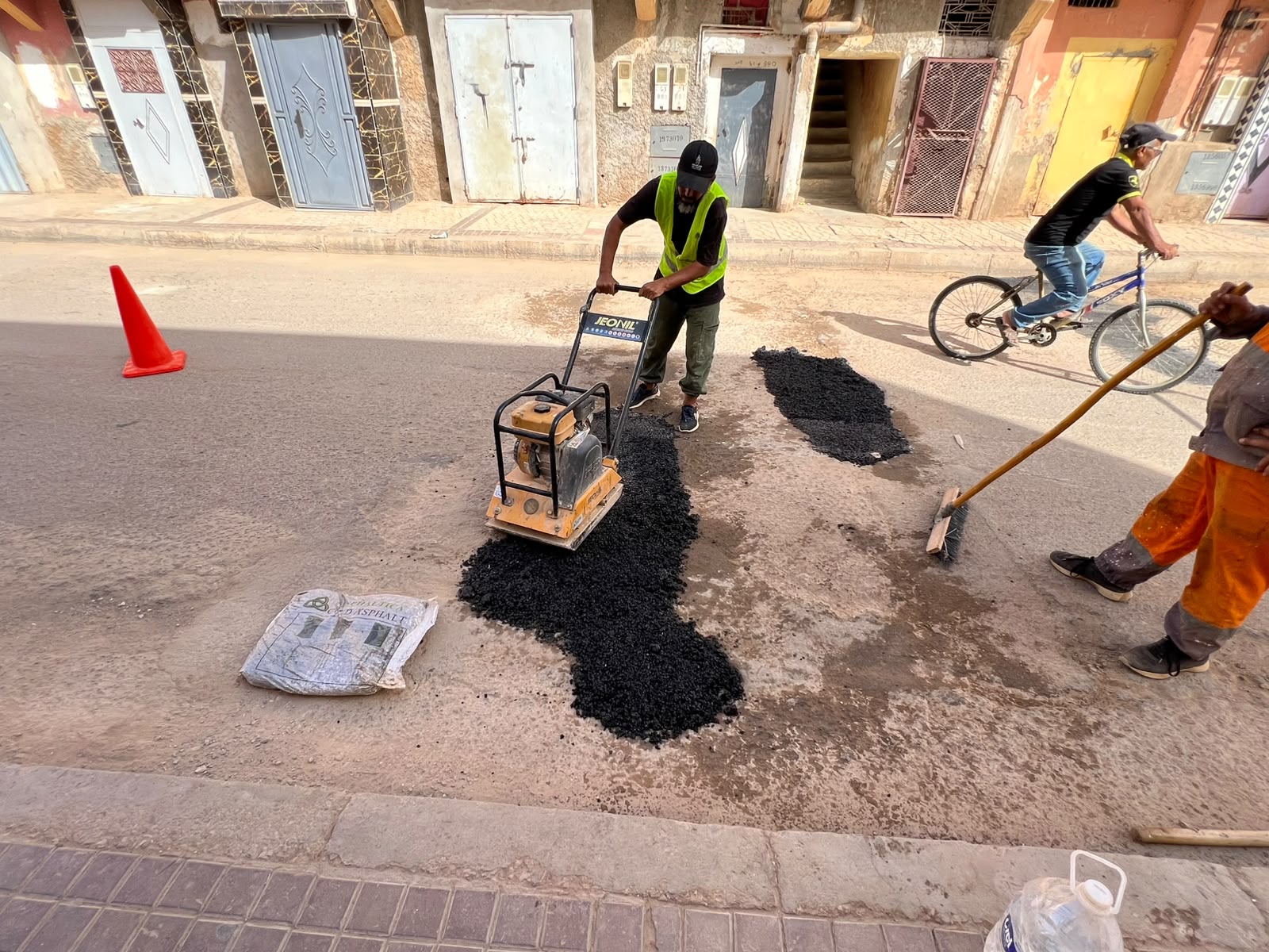 جماعة السمارة تعالج عددا من الحفر بالشوارع والأزقة.. تدخلات لتحسين الانسيابية